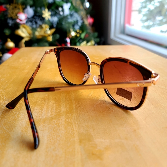 Oscar dela Renta Sunglasses - Picture 3 of 5